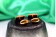  Botões de punho em ouro com diamantes em talhe brilhante e rubis calibrados.